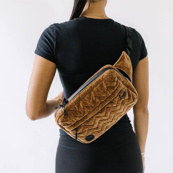 BNWT TushBaby The Pack in Sable Velvet - Picture 3 of 11